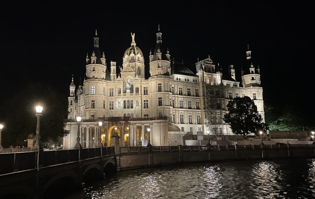 Schweriner Schloss bei Nacht