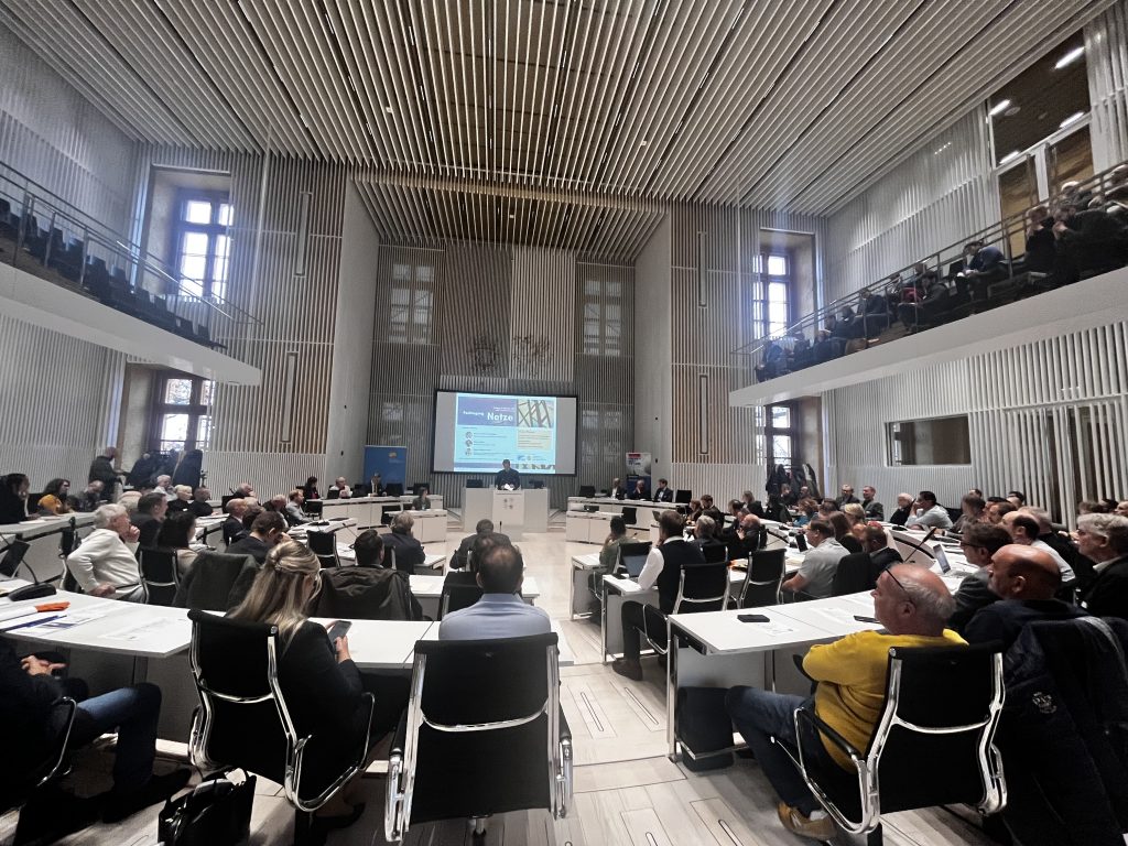 voll besetzter Plenarsaal im Schweriner Schloss zur Fachtagung Netze